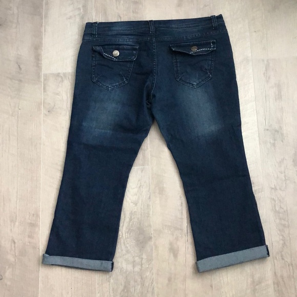 Islandia jean Capri Jeans. Button pockets size 11 - Picture 4 of 7